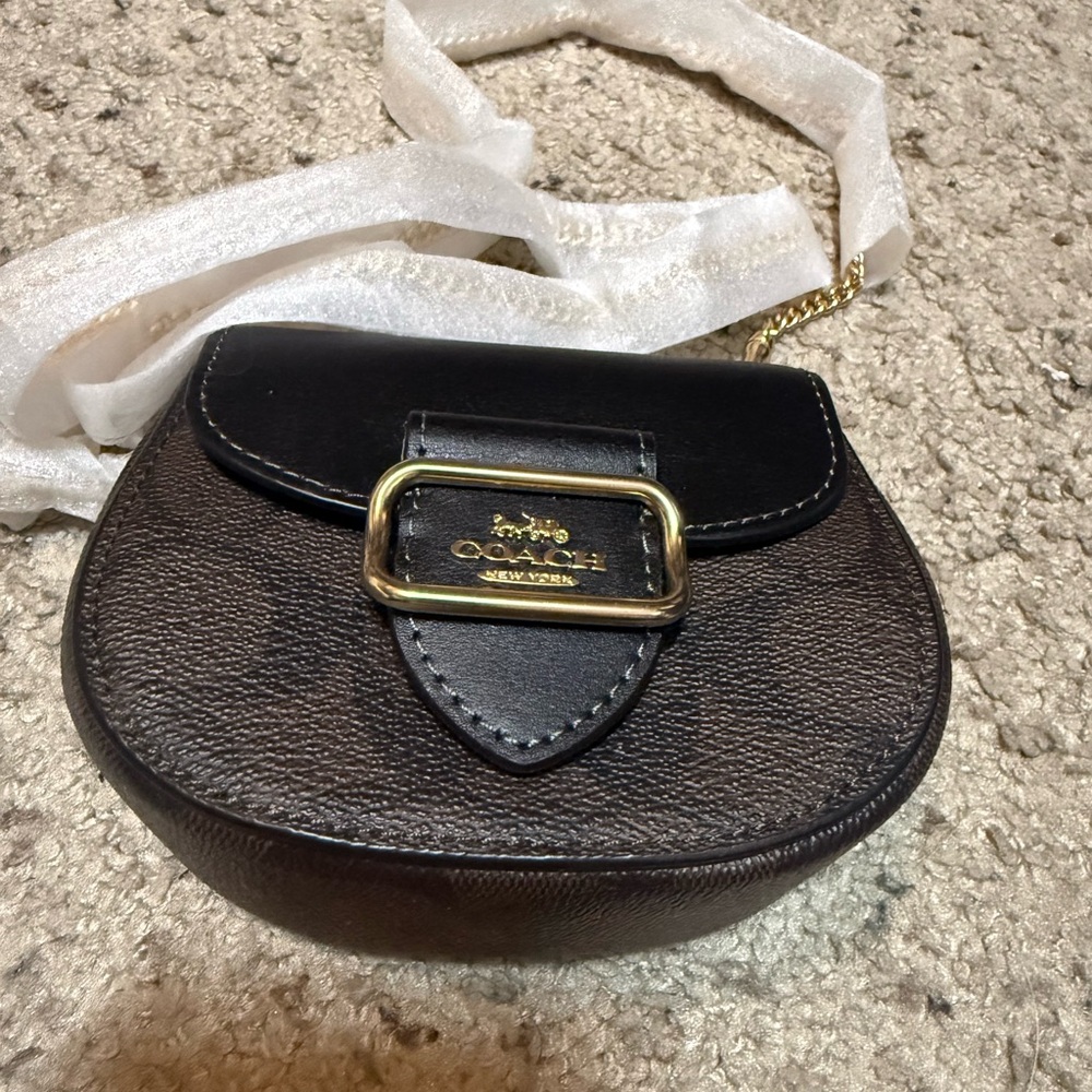 MORGAN CARD CASE ON A CHAIN IN SIGNATURE CANVAS (COACH CK439)
GOLD/BROWN BLACK
